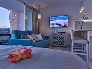 a hotel room with a bed and a blue couch at Doñana 1021 in Patalavaca