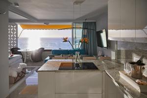 a kitchen and living room with a view of the ocean at Doñana 1021 in Patalavaca