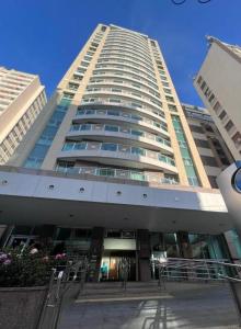 聖保羅的住宿－HOTEL PERDIZES - FLAT Executivo - 1204，一座高大的建筑,前面有楼梯