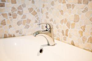 La salle de bains est pourvue d'un lavabo et d'un robinet. dans l'établissement B & B Villa Suisse, à Scheveningen