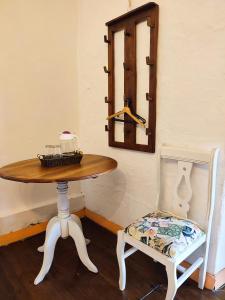 una mesa y una silla junto a una mesa y un espejo en Villa Linda 2, en Jericó