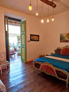 1 dormitorio con 1 cama en una habitación con suelo de madera en Villa Linda 2, en Jericó