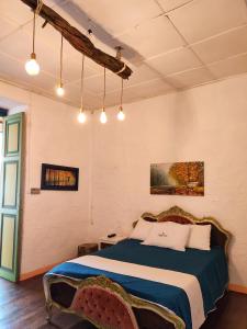 um quarto com uma cama grande num quarto em Villa Linda 2 em Jericó