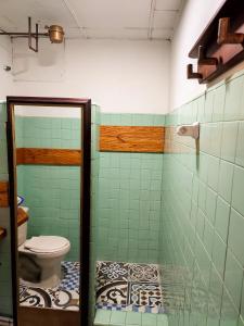 baño con aseo y azulejos verdes en Villa Linda 2, en Jericó