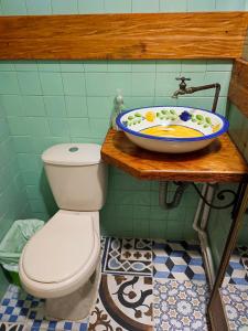 y baño con lavabo y aseo. en Villa Linda 2, en Jericó