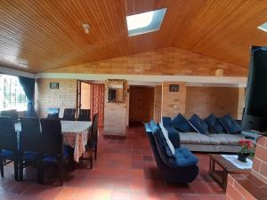 - un salon avec un canapé et une table dans l'établissement Villa pinzon, à Paipa