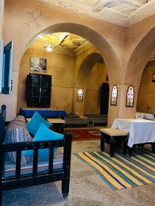 Posezení v ubytování Kasbah Ennakb + 37 fotografií