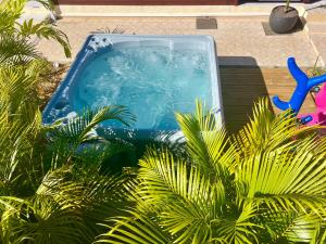 Πισίνα στο ή κοντά στο Villa Simeon SAINT FRANCOIS AVEC PISCINE PRIVEE ET JACUZZI Proche plage