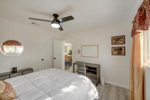 1 dormitorio con 1 cama y ventilador de techo en Chic Bakersfield Apartment about 5 Mi to Downtown!, en Bakersfield