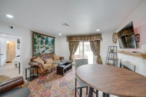 een woonkamer met een bank en een tafel bij Bakersfield Vacation Rental about 5 Mi to Downtown! in Bakersfield