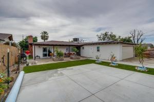 een huis met een tuin met een gazon bij Bakersfield Vacation Rental about 5 Mi to Downtown! in Bakersfield