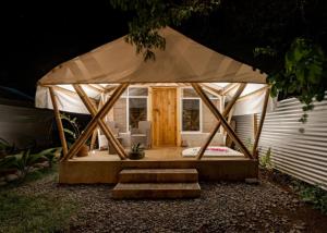 Tienda con escaleras frente a una casa en Glamping Las Olas by Rotamundos en Montepio