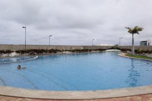 uma pessoa a nadar numa grande piscina em Casa Florencia gran piscina em Salinas