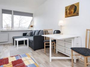 un soggiorno con divano e tavolo di Holiday home Grenaa XXXVIII a Grenå