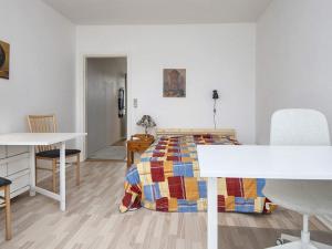 una camera da letto con un letto con una trapunta colorata di Holiday home Grenaa XXXVIII a Grenå