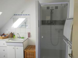 een witte badkamer met een douche en een wastafel bij Entre Bretagne ET Normandie in Avranches