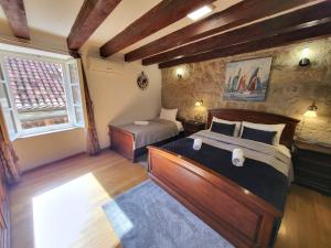 1 dormitorio con 2 camas y ventana en Green Exclusive Apartments, en Dubrovnik