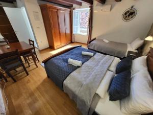ドゥブロヴニクにあるGreen Exclusive Apartmentsのベッドと机とテーブルのある寝室