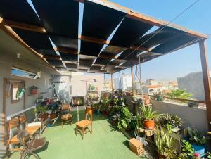 d'un balcon avec beaucoup de plantes et de chaises. dans l'établissement Apartamento Oliveira House Rent, à Praia