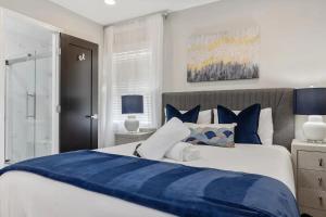 1 dormitorio con 1 cama grande de color azul y blanco en ALX Getaway Near Old Town & METRO rail station en Alexandria