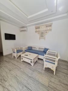 TV a/nebo společenská místnost v ubytování Musk de djerba suite aziz avec piscine