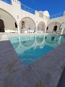 Bazén v ubytování Musk de djerba suite aziz avec piscine nebo v jeho okolí