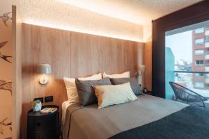 - une chambre avec un grand lit et une grande fenêtre dans l'établissement Exclusivo apartamento en Punta Carretas, à Montevideo