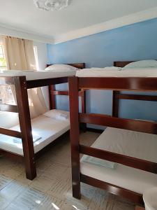 Våningssäng eller våningssängar i ett rum på Hostel Nirvana San Gil