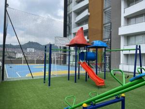 un parque infantil con tobogán y columpio en Comodo apartamento central en Manizales