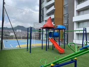 Kawasan permainan kanak-kanak di Apartamento frente a Mallplaza