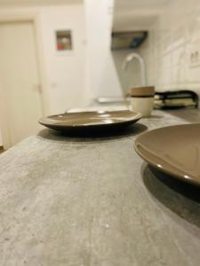 tre piatti marroni seduti sopra un bancone di Block66 a Città di Rodi Altre 2 foto