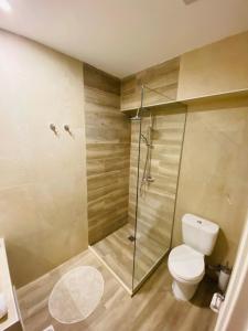 un bagno con wc e doccia in vetro di Block66 a Città di Rodi