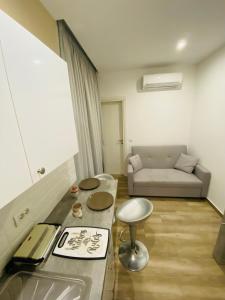 un soggiorno con un divano e un tavolo di Block66 a Città di Rodi