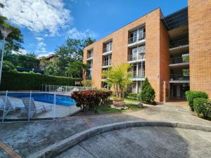 um edifício com piscina em frente a um edifício em aparta estudio cerca a C.C em Ibagué