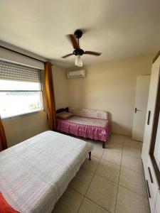 A bed or beds in a room at Apartamento com pé na areia