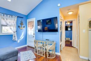 sala de estar con paredes azules y mesa en Greenwood Lake Cottage with Shared Dock and Hot Tub!, en Hewitt