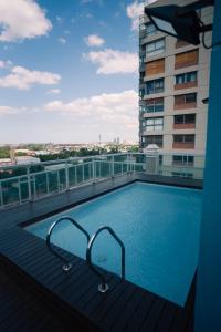 una piscina en el balcón de un edificio en Manzanares Suites en Buenos Aires
