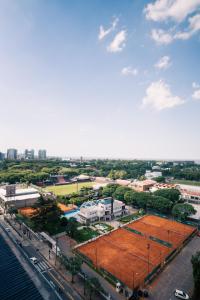 een uitzicht op een tennisbaan in een stad bij Manzanares Suites in Buenos Aires