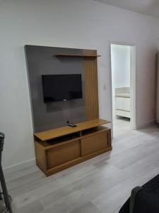 a living room with a flat screen tv on a wall at Flat recém-reformado e bem localizado in Vitória
