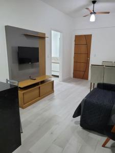 Televisyen dan/atau pusat hiburan di Flat recém-reformado e bem localizado