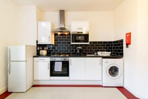 Η κουζίνα ή μικρή κουζίνα στο Great offers on Long Stays!! LaLuNa Apartments