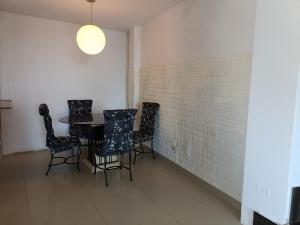 einen Tisch und Stühle in einem Zimmer mit Ziegelwand in der Unterkunft Casa en Asia in Asia
