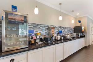 a coffee shop with a counter top with a counter at Best Western Visalia Hotel in Visalia