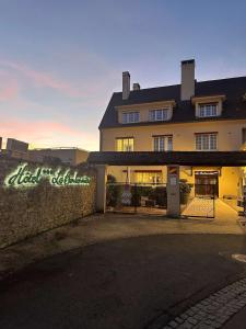 un edificio con una valla delante en La Bonbonniere - Sure Hotel Collection by Best Western en Dijon