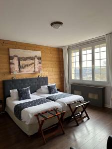 sypialnia z dużym łóżkiem i 2 oknami w obiekcie La Bonbonniere - Sure Hotel Collection by Best Western w mieście Dijon