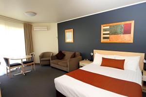 Habitación de hotel con cama y escritorio en Mildura Golf Resort, en Mildura