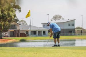 un hombre está jugando golf en un campo de golf en Mildura Golf Resort, en Mildura