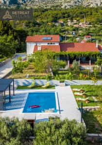 Bazén v ubytování Villa Eleona with private pool and garden nebo v jeho okolí