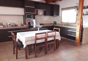 uma cozinha com uma mesa e cadeiras numa cozinha em Depto Viamonte - Planta Alta con Terraza y Cochera em Córdoba