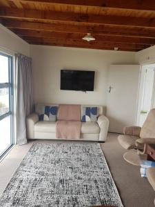 TV a/nebo společenská místnost v ubytování Waitahanui Lodge